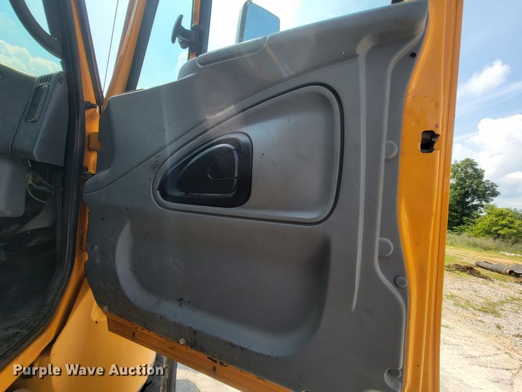 image for item IF9957 2006 International 7400  dump truck