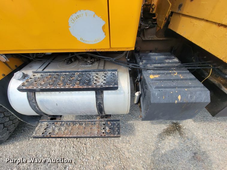 image for item IF9957 2006 International 7400  dump truck