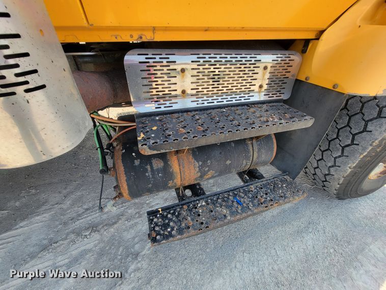 image for item IF9957 2006 International 7400  dump truck