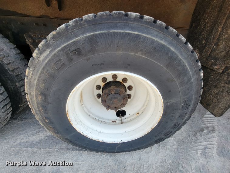 image for item IF9957 2006 International 7400  dump truck