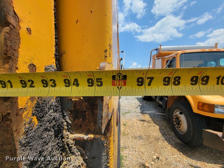 image for item IF9958 2006 International 7400  dump truck