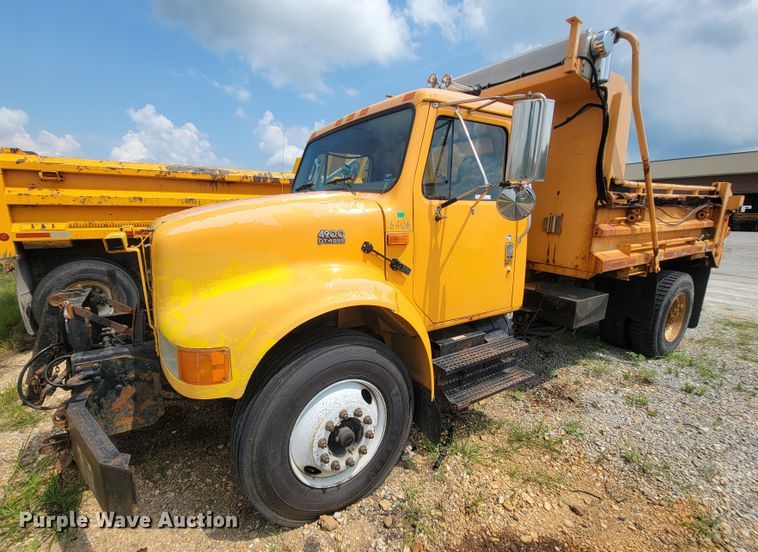 image for item IF9959 2001 International 4900  dump truck