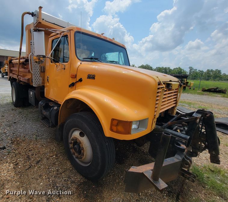 image for item IF9959 2001 International 4900  dump truck