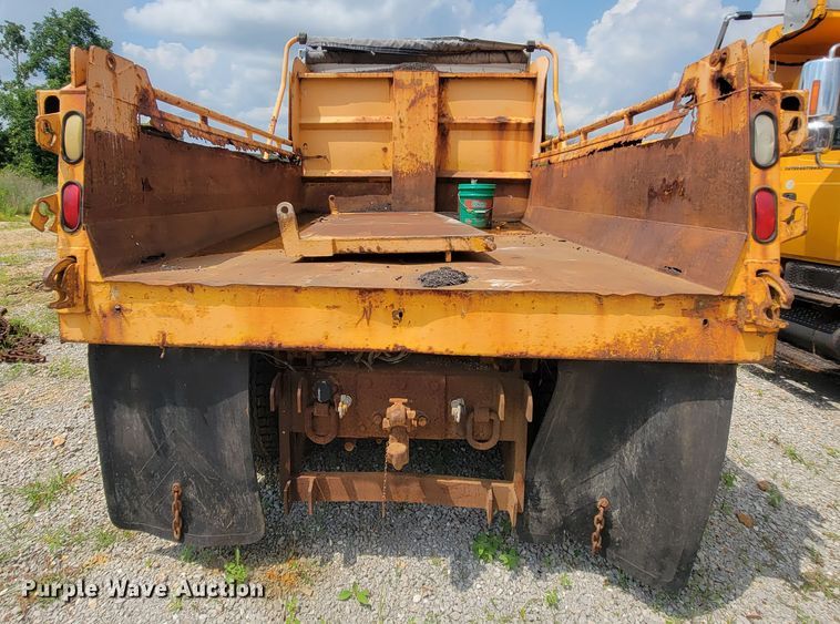 image for item IF9959 2001 International 4900  dump truck