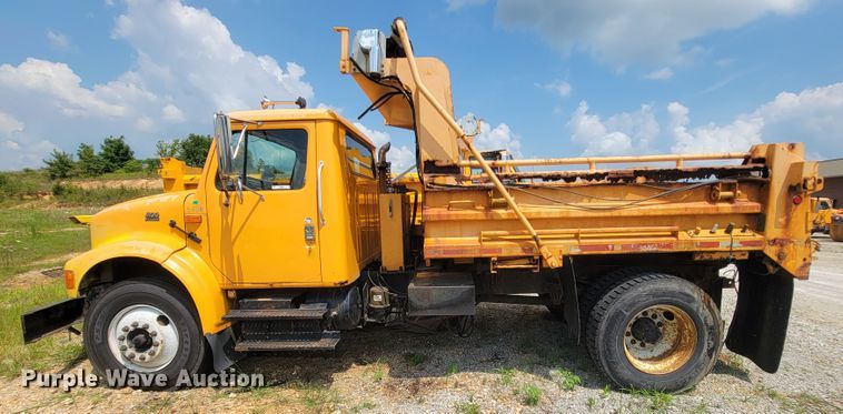 image for item IF9959 2001 International 4900  dump truck
