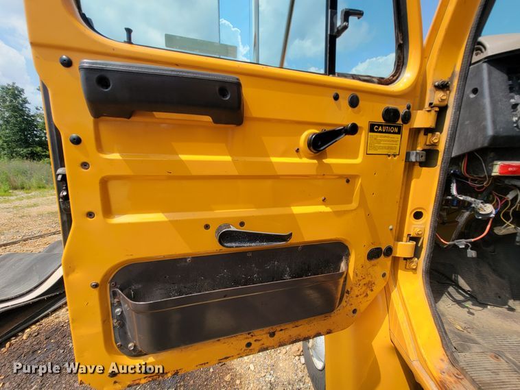 image for item IF9959 2001 International 4900  dump truck