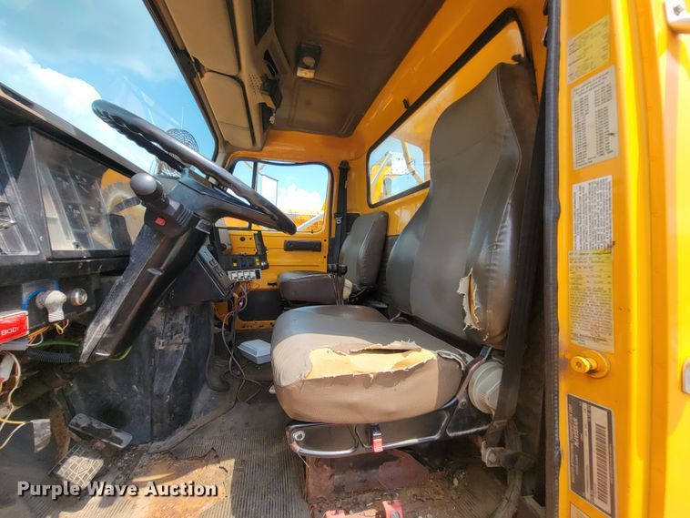 image for item IF9959 2001 International 4900  dump truck