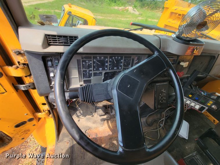 image for item IF9959 2001 International 4900  dump truck