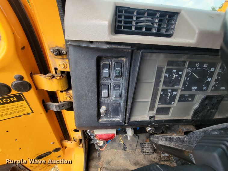 image for item IF9959 2001 International 4900  dump truck