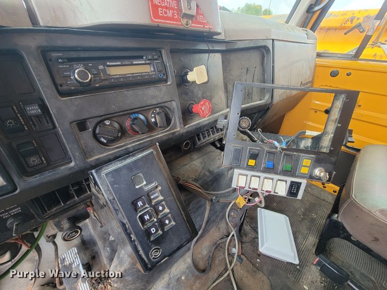 image for item IF9959 2001 International 4900  dump truck