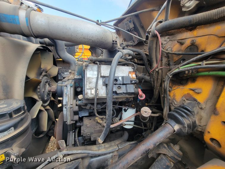 image for item IF9959 2001 International 4900  dump truck