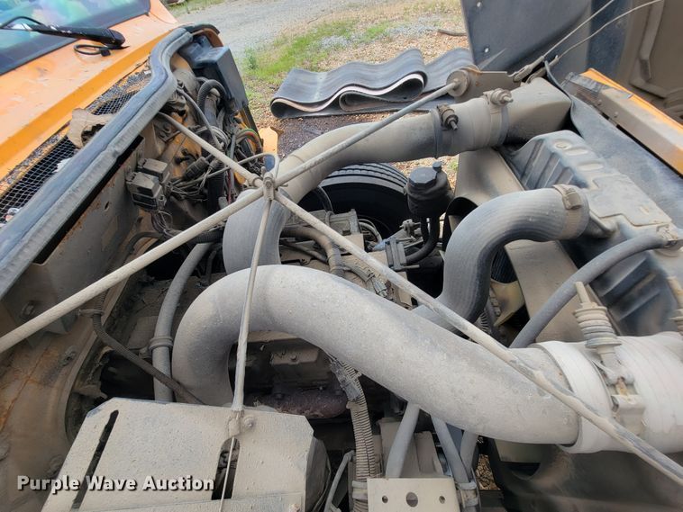 image for item IF9959 2001 International 4900  dump truck