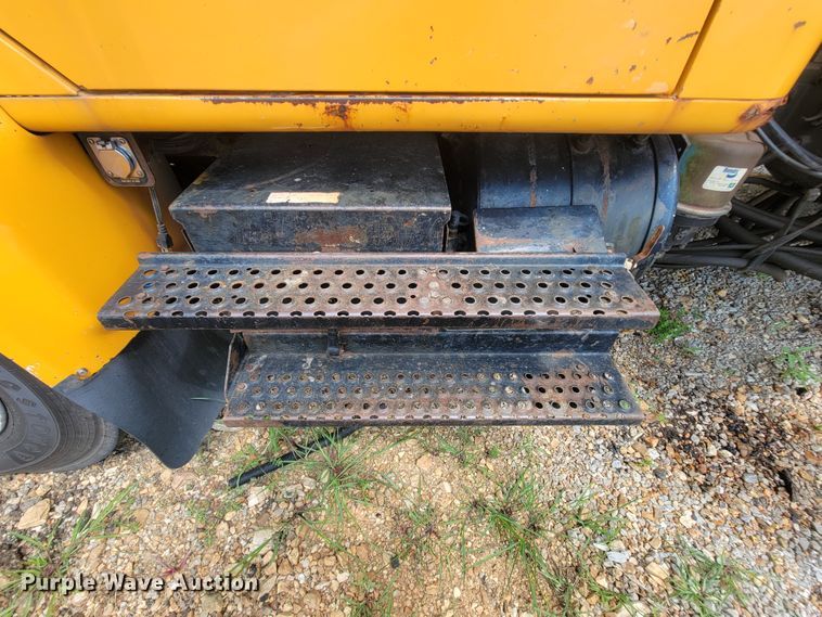 image for item IF9959 2001 International 4900  dump truck