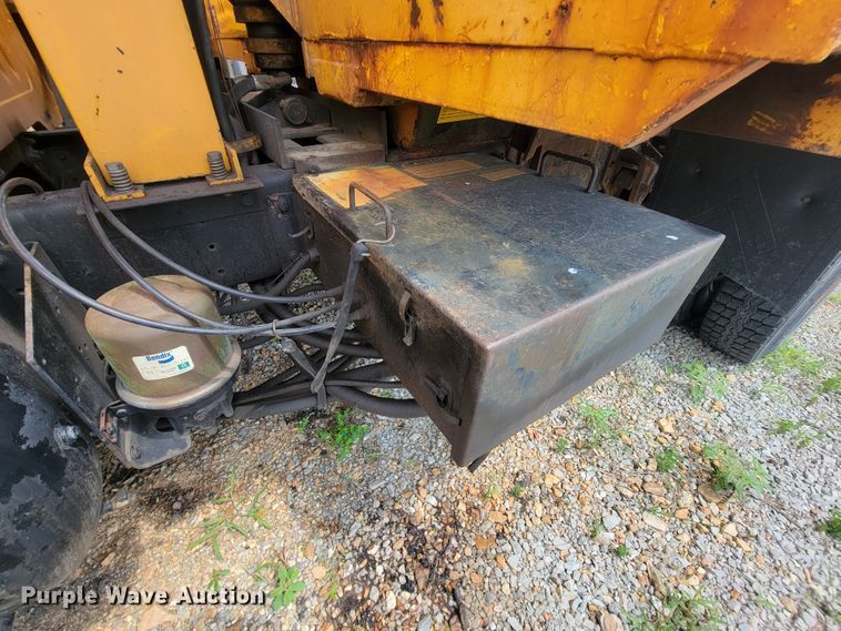 image for item IF9959 2001 International 4900  dump truck