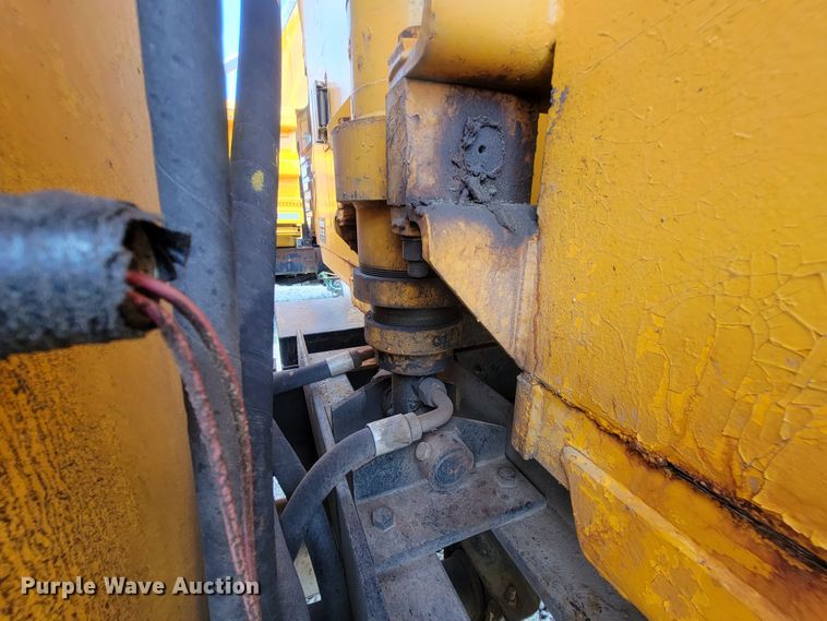 image for item IF9959 2001 International 4900  dump truck