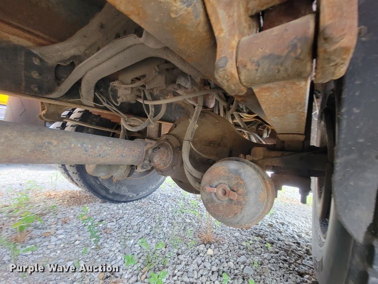 image for item IF9959 2001 International 4900  dump truck