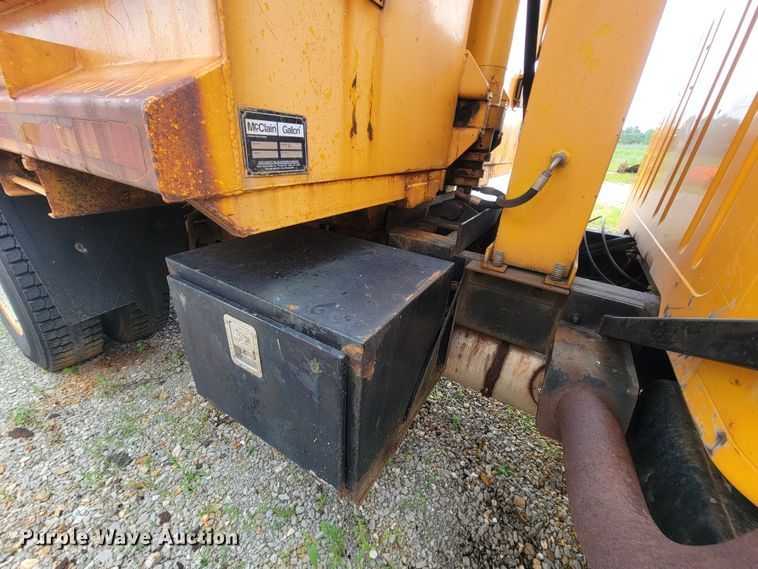 image for item IF9959 2001 International 4900  dump truck