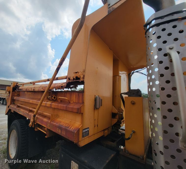 image for item IF9959 2001 International 4900  dump truck