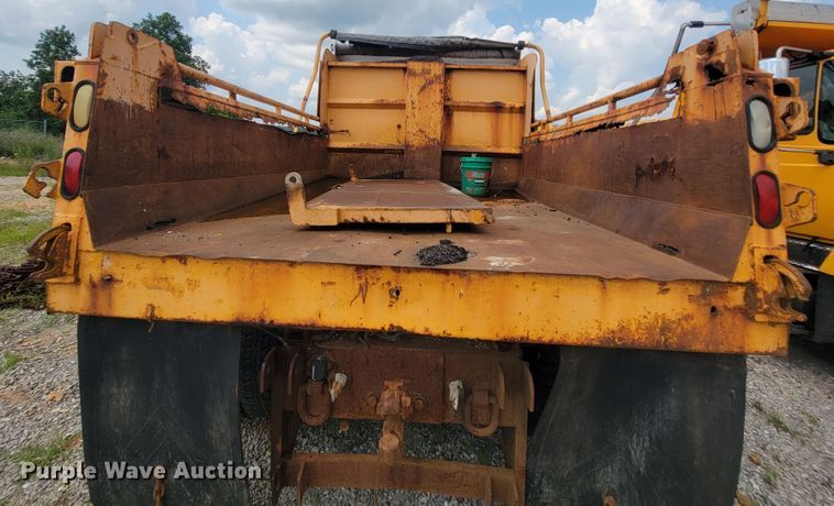 image for item IF9959 2001 International 4900  dump truck