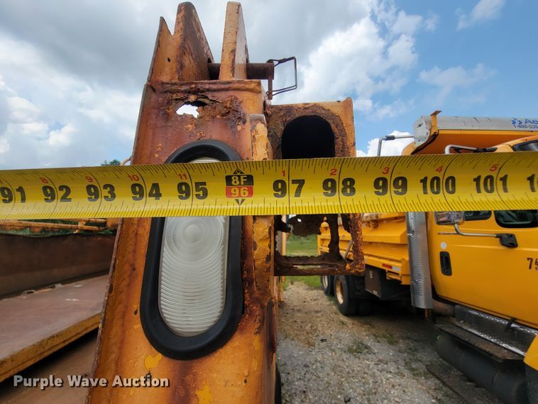 image for item IF9959 2001 International 4900  dump truck