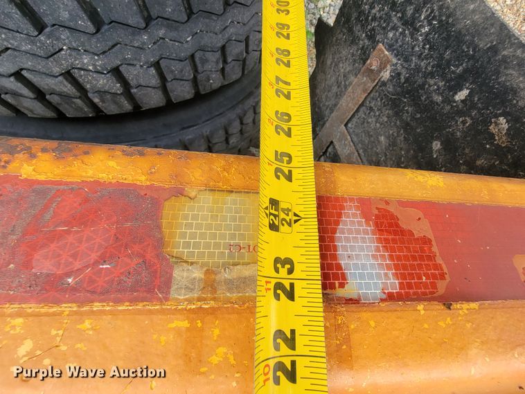 image for item IF9959 2001 International 4900  dump truck