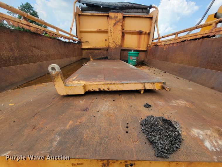 image for item IF9959 2001 International 4900  dump truck