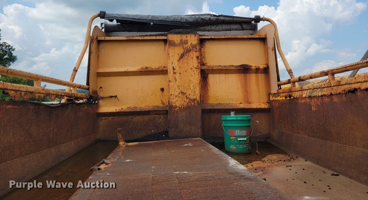 image for item IF9959 2001 International 4900  dump truck