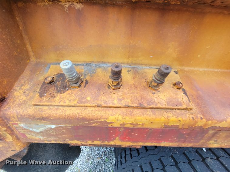 image for item IF9959 2001 International 4900  dump truck