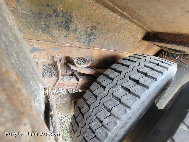 image for item IF9959 2001 International 4900  dump truck