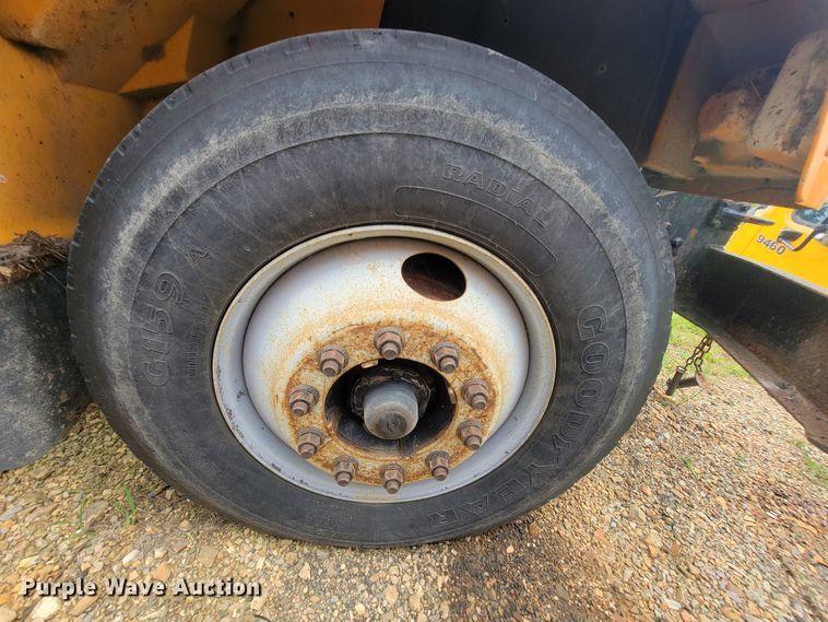 image for item IF9959 2001 International 4900  dump truck