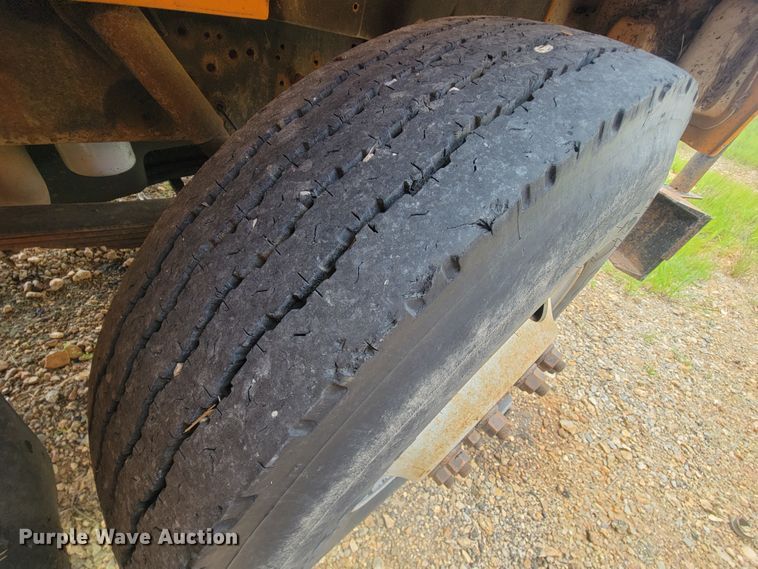 image for item IF9959 2001 International 4900  dump truck