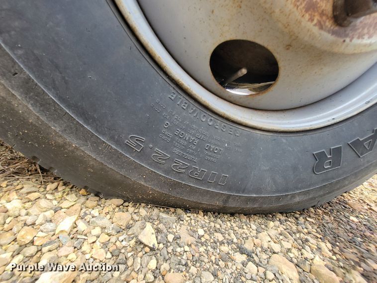 image for item IF9959 2001 International 4900  dump truck