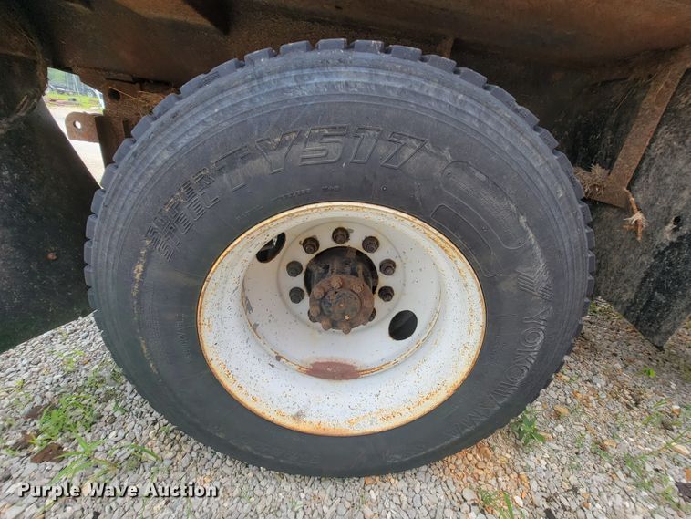 image for item IF9959 2001 International 4900  dump truck