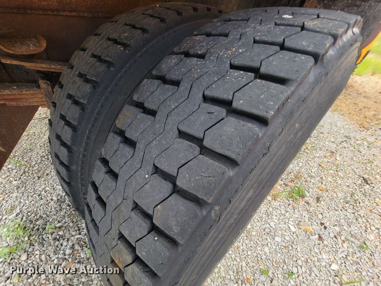 image for item IF9959 2001 International 4900  dump truck