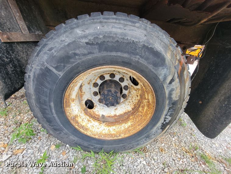 image for item IF9959 2001 International 4900  dump truck