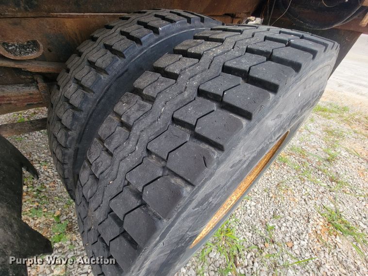 image for item IF9959 2001 International 4900  dump truck