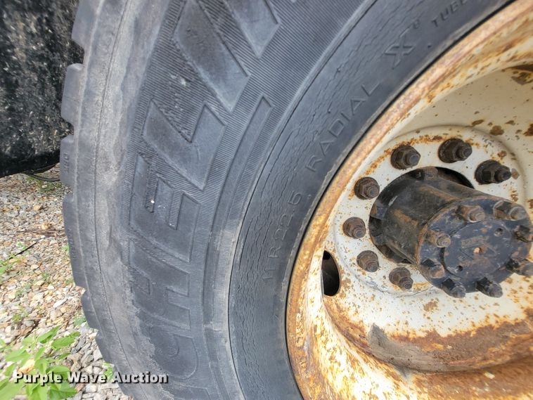 image for item IF9959 2001 International 4900  dump truck