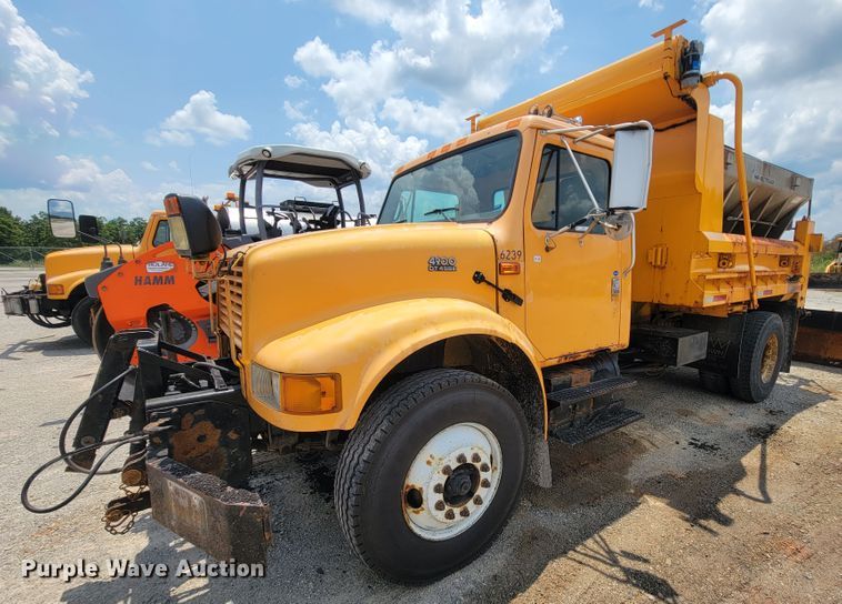 image for item IF9962 2000 International 4900  dump truck