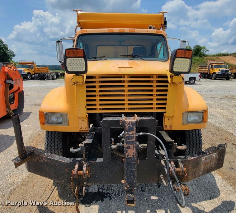 image for item IF9962 2000 International 4900  dump truck
