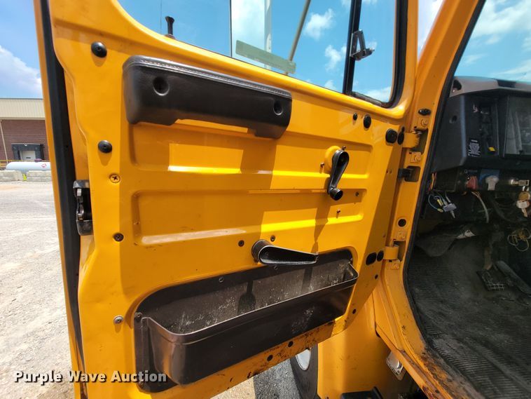 image for item IF9962 2000 International 4900  dump truck