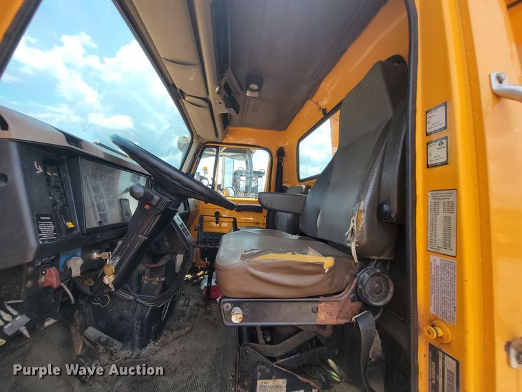 image for item IF9962 2000 International 4900  dump truck