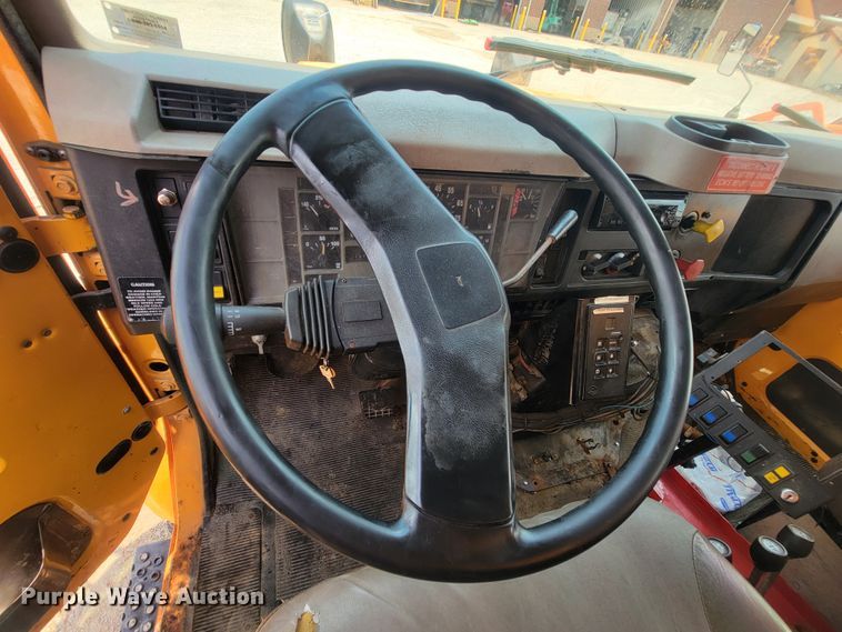 image for item IF9962 2000 International 4900  dump truck