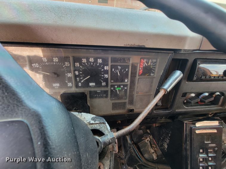 image for item IF9962 2000 International 4900  dump truck