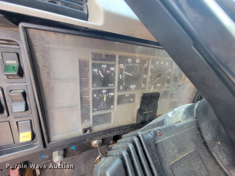 image for item IF9962 2000 International 4900  dump truck