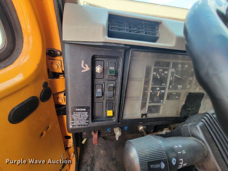 image for item IF9962 2000 International 4900  dump truck