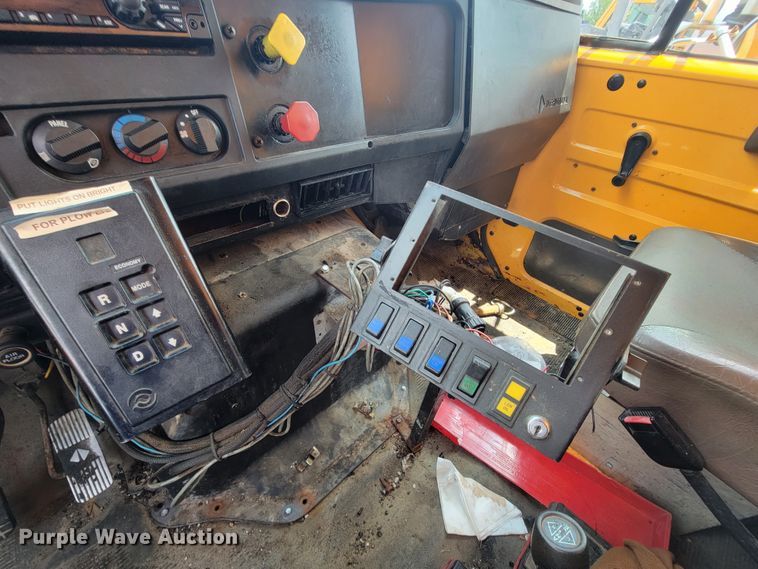 image for item IF9962 2000 International 4900  dump truck