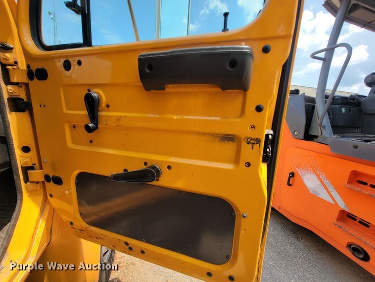 image for item IF9962 2000 International 4900  dump truck