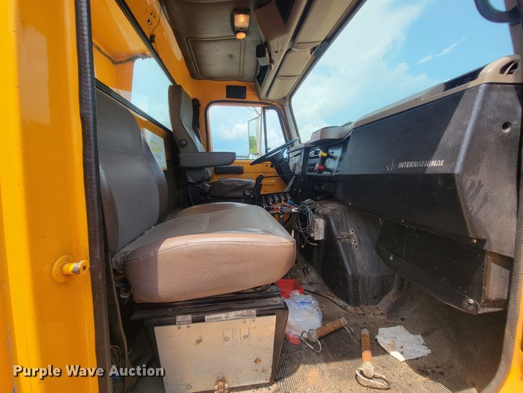 image for item IF9962 2000 International 4900  dump truck