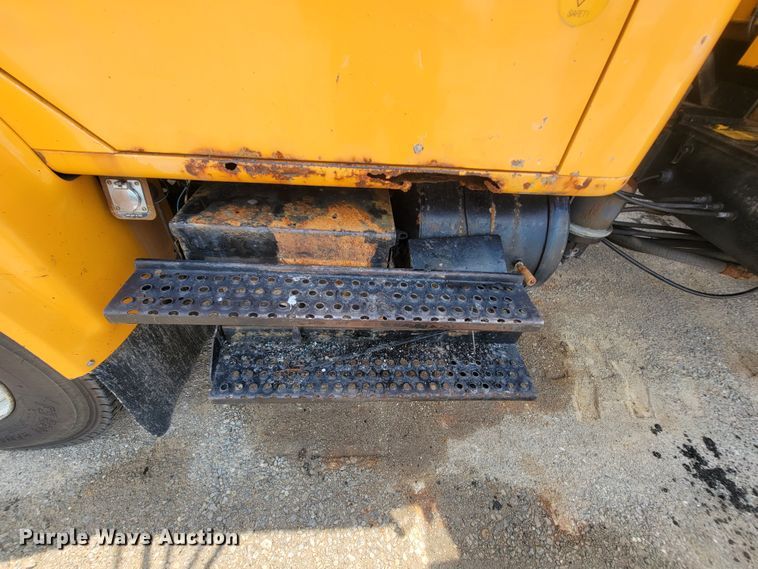 image for item IF9962 2000 International 4900  dump truck