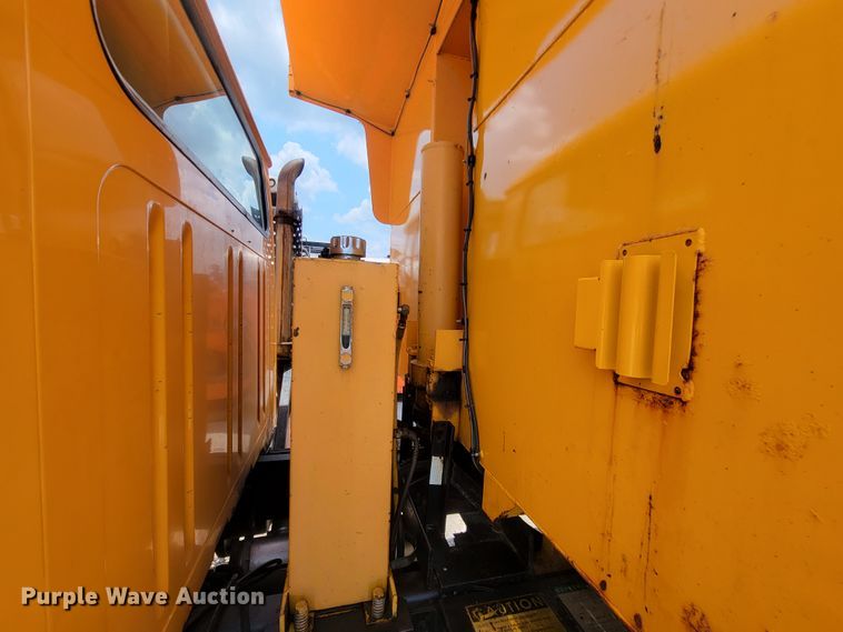 image for item IF9962 2000 International 4900  dump truck